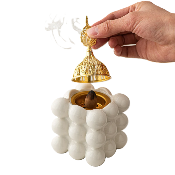 balta-moderni-smilkaline-burbulas Balta moderni burbulo formos smilkalinė su nuimtu auksiniu dangteliu