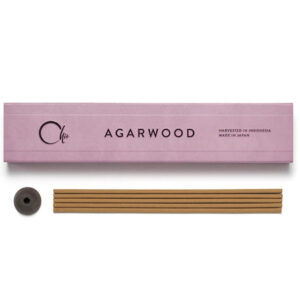 Violetinio atspalvio Chie Agarwood natūralių japoniškų smilkalų pakuotė su keraminiu laikikliu ir lazdelėmis Chie Agarwood (Agarmedis) – Japoniški Smilkalai