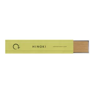 chie-hinoki-japoniski-smilkalai-dezute Chie Hinoki – Natūralūs Japoniški Smilkalai (30 lazdelių ir laikiklis) Pusiau atidaryta Chie Hinoki japoniškų smilkalų dėžutė su natūraliomis lazdelėmis