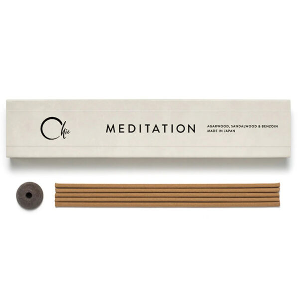 Chie Meditation – Natūralūs Japoniški Smilkalai (30 lazdelių ir laikiklis) Šviesi kreminė Chie Meditation natūralių japoniškų smilkalų pakuotė su keraminiu laikikliu ir lazdelėmis giliai meditacijai