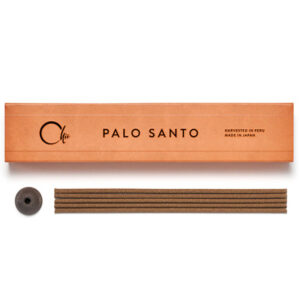 Kreminio atspalvio Chie Palo Santo natūralių japoniškų smilkalų pakuotė su keraminiu laikikliu ir lazdelėmis Chie Palo Santo – Natūralūs Japoniški SmilkalaiKreminio atspalvio Chie Palo Santo natūralių japoniškų smilkalų pakuotė su keraminiu laikikliu ir lazdelėmis
