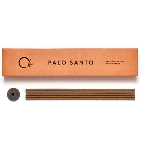 Kreminio atspalvio Chie Palo Santo natūralių japoniškų smilkalų pakuotė su keraminiu laikikliu ir lazdelėmis Chie Palo Santo – Natūralūs Japoniški SmilkalaiKreminio atspalvio Chie Palo Santo natūralių japoniškų smilkalų pakuotė su keraminiu laikikliu ir lazdelėmis