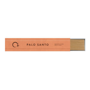 Atidaryta Chie Palo Santo smilkalų dėžutė, kurioje matomos autentiškos Peru šventojo medžio lazdelės be bambuko šerdies