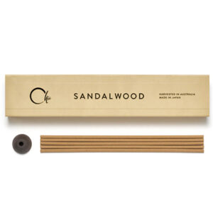 Šviesiai ruda Chie Sandalwood natūralių japoniškų smilkalų pakuotė su keraminiu laikikliu ir lazdelėmis Chie Sandalwood (Sandalmedis) – Japoniški SmilkalaiŠviesiai ruda Chie Sandalwood natūralių japoniškų smilkalų pakuotė su keraminiu laikikliu ir lazdelėmis