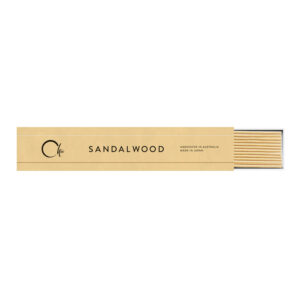 Pusiau atidaryta Chie Sandalwood smilkalų dėžutė, kurioje matomos autentiškos natūralaus Australijos sandalmedžio lazdelės
