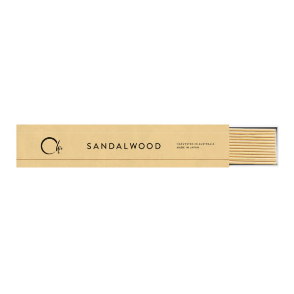 Pusiau atidaryta Chie Sandalwood smilkalų dėžutė, kurioje matomos autentiškos natūralaus Australijos sandalmedžio lazdelės Pusiau atidaryta Chie Sandalwood smilkalų dėžutė, kurioje matomos autentiškos natūralaus Australijos sandalmedžio lazdelės