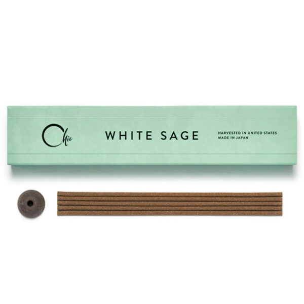 Chie White Sage (Baltasis Šalavijas) – Japoniški SmilkalaiŠviesiai žalia Chie White Sage natūralių japoniškų smilkalų pakuotė su keraminiu laikikliu ir lazdelėmis erdvės valymui