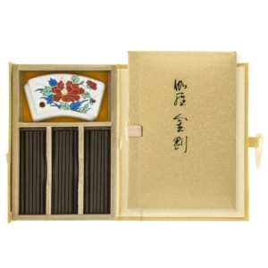 japonisku-smilkalu-rinkinys-su-laikikliu-kyara-kongo Nippon Kodo Kyara Kongo Aloeswood agarmedžio smilkalų pakuotės turinys: lazdelės ir keraminis dėkliukas