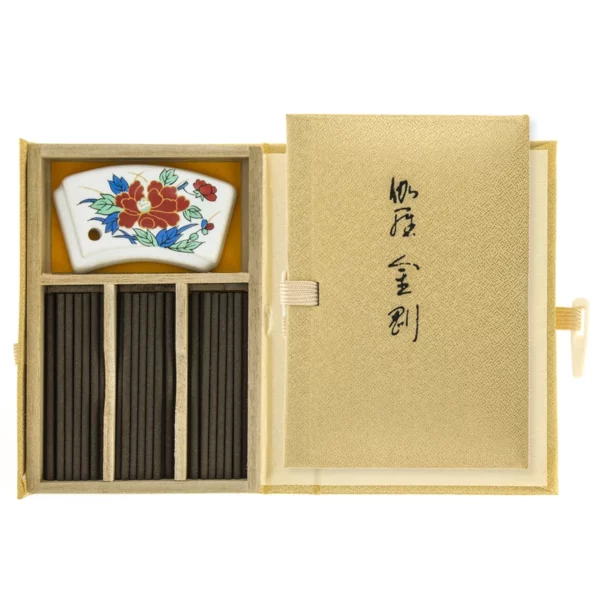 japonisku-smilkalu-rinkinys-su-laikikliu-kyara-kongo Nippon Kodo Kyara Kongo Aloeswood agarmedžio smilkalų pakuotės turinys: lazdelės ir keraminis dėkliukas