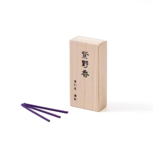 Uždaryta autentiška „Kousaido“ paulovnijos medžio dėžutė ir trys violetinės smilkalų lazdelės japoniški smilkalai medinėje dėžutėje ir trys violetinės smilkalų lazdelės