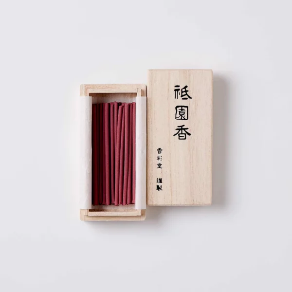 Atidaryta paulovnijos medžio dėžutė ir raudoni Kousaido Gion smilkalai Atidaryta paulovnijos medžio dėžutė ir raudoni Kousaido Gion smilkalai