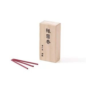 Uždaryta tradicinė medinė dėžutė ir autentiški Kousaido Gion smilkalai iš Kioto Uždaryta tradicinė medinė dėžutė ir autentiški Kousaido Gion smilkalai iš Kioto