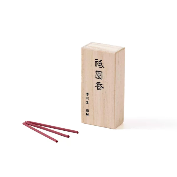 Uždaryta tradicinė medinė dėžutė ir autentiški Kousaido Gion smilkalai iš Kioto Uždaryta tradicinė medinė dėžutė ir autentiški Kousaido Gion smilkalai iš Kioto
