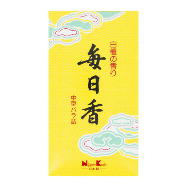 Geltona „Nippon Kodo Mainichi-Koh“ japoniškų sandalmedžio smilkalų pakuotė su tradiciniais hieroglifais. Geltona „Nippon Kodo Mainichi-Koh“ japoniškų sandalmedžio smilkalų pakuotė su tradiciniais hieroglifais.