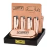Metalinis žiebtuvėlis „Clipper“ (Rožinis auksas) dovanų dėžutėje Riboto leidimo metaliniai „Clipper“ žiebtuvėliai (rožinis auksas) ir dovanų dėžutė ekspozicijoje