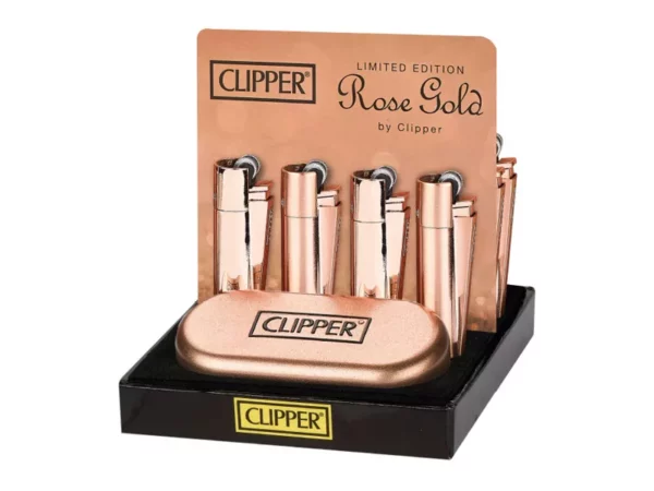 Metalinis žiebtuvėlis „Clipper“ (Rožinis auksas) dovanų dėžutėje Riboto leidimo metaliniai „Clipper“ žiebtuvėliai (rožinis auksas) ir dovanų dėžutė ekspozicijoje