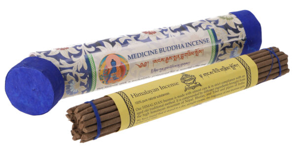 Tibeto natūralūs smilkalai MEDICINE BUDDHA šalia pakuotės